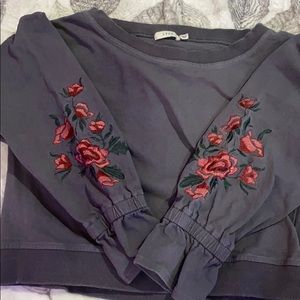 Adorable cropped sweater with embroidered flowers